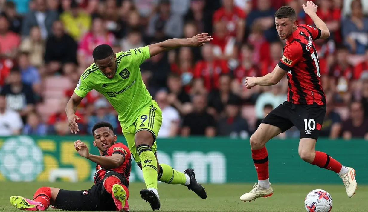 <p>Dengan kemenangan ini, MU makin amankan posisi empat. Soalnya MU masih menyisakan dua laga tersisa dan hanya gagal kalau kalah di dua laga tersisa karena unggul tiga poin atas Liverpool yang imbang 1-1 lawan Aston Villa. (Adrian DENNIS/AFP)</p>