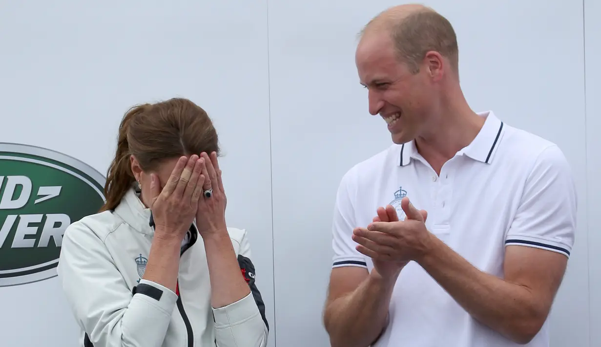 Kate Middleton dan Pangeran William berpartisipasi dalam perlombaan perahu King's Cup Regatta di Cowes, lepas pantai selatan Inggris pada 8 Agustus 2019. Pasangan ini tidak hanya menghadiri dan menonton balapan dari jauh, mereka berlayar sendiri dan bersaing satu sama lain. (AP Photo)