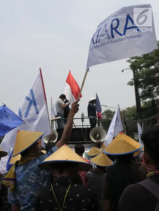 Massa Koalisi Rakyat untuk Keadilan Perikanan (KIARA) berunjuk rasa di depan Gedung Kementerian Kelautan dan Perikanan, Jakarta, Rabu (17/10). Mereka menuntut tidak ada lagi perampasan ruang hidup masyarakat pesisir Indonesia. (Merdeka.com/Imam Buhori)