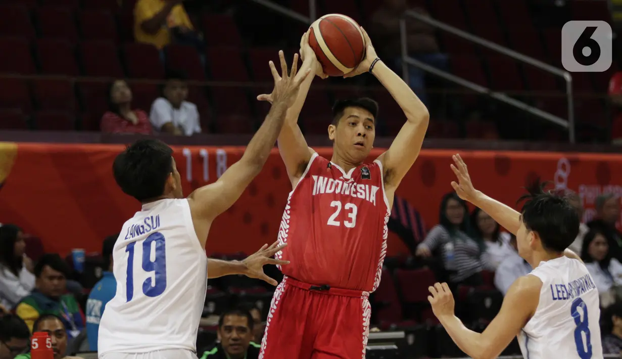 Pebasket Indonesia, Avan Seputra, saat melawan Thailand pada SEA Games 2019 di Mall Of Asia Arena, Manila, Filipina, Rabu (4/12/2019). Indonesia kalah 76-98 dari Thailand. (Bola.com/M Iqbal Ichsan)