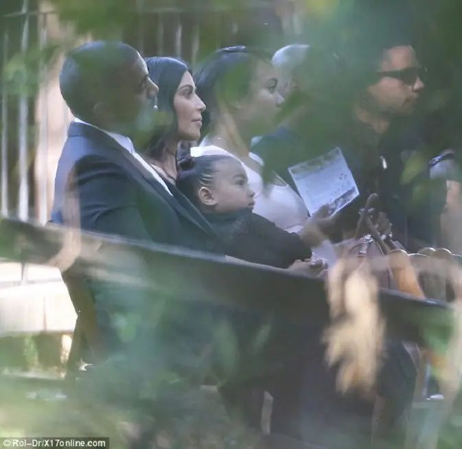 Kim Kardashian dan Kanye West saat menghadiri pernikahan temannya. (dailymail.co.uk)