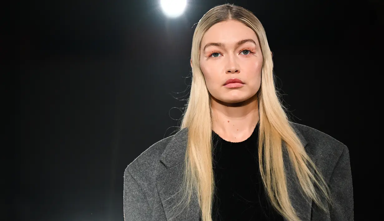 Gigi Hadid mempersembahkan kreasi Prada selama Koleksi Wanita Musim Gugur-Musim Dingin 2023-2024 sebagai bagian dari Fashion Week di Milan pada 23 Februari 2023. Gigi melengkapi penampilannya dengan make-up minimalis dan memakai bulu mata palsu merah muda untuk membuat mata birunya menonjol. (AFP/Marco Bertorello)