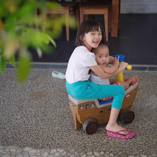 Jadi Anak Sulung, Ini 6 Potret Kana Sybilla Bramantyo Momong Keempat Adiknya