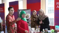 Cagub Jatim Khofifah menghadiri Festival Jajanan dan Kampoeng Petjinan Surabaya. (Dian Kurniawan/Liputan6.com)