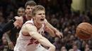 Pemain Chicago Bulls, Lauri Markkanen kehilangan bola saat berduel dengan pemain Cleveland Cavaliers, Kyle Korver pada laga NBA basketball game di Quicken Loans Arena, Cleveland, (21/12/2017). Cleveland menang 115-112. (AP/Tony Dejak)