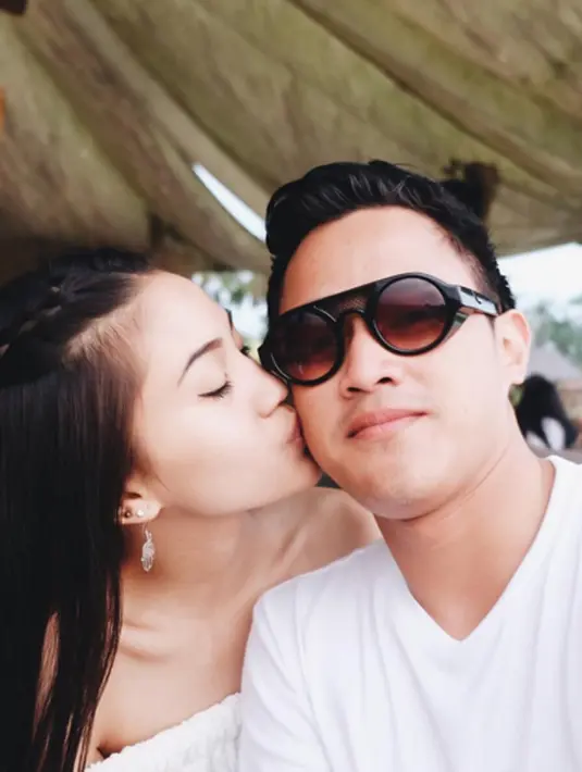 Disela jadwal manggung yang sangat padat, Ilham selalu membagi waktunya untuk kekasihnya, Rachel Theresia. (viainstagram@iaditama/Bintang.com)