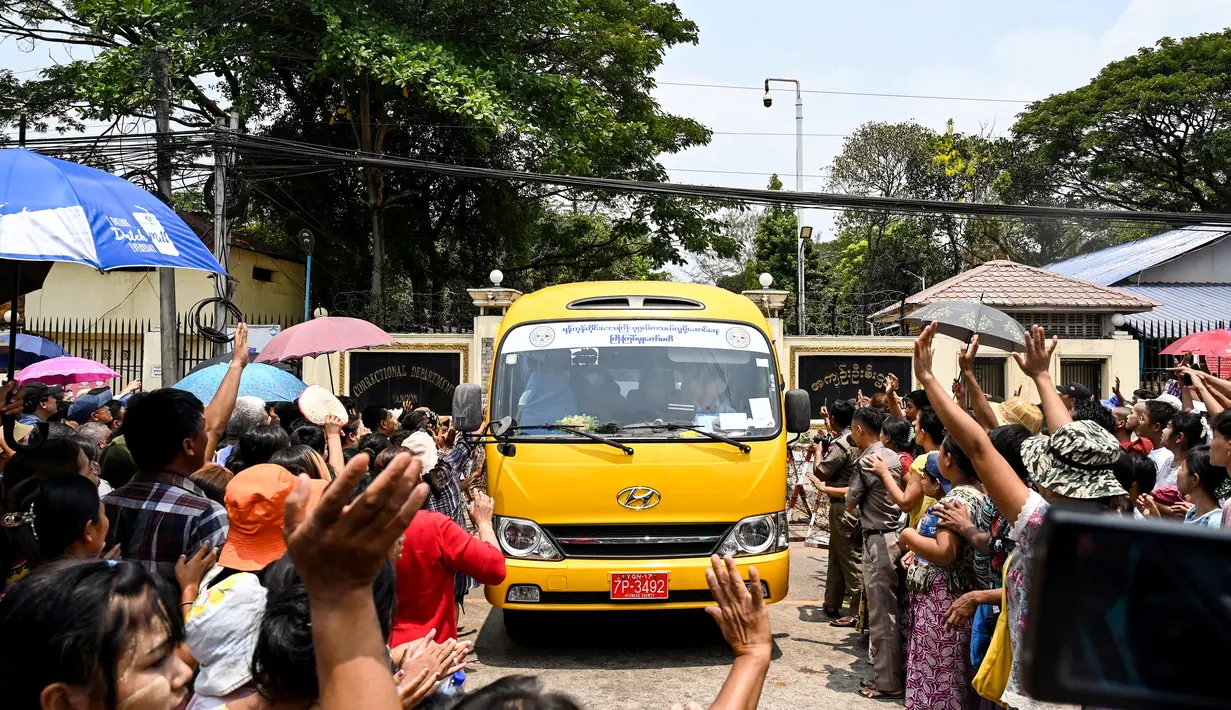 Kerabat berkumpul di sekitar bus yang membawa tahanan yang dibebaskan di luar penjara Insein di Yangon pada 17 April 2023. (AFP/STR)