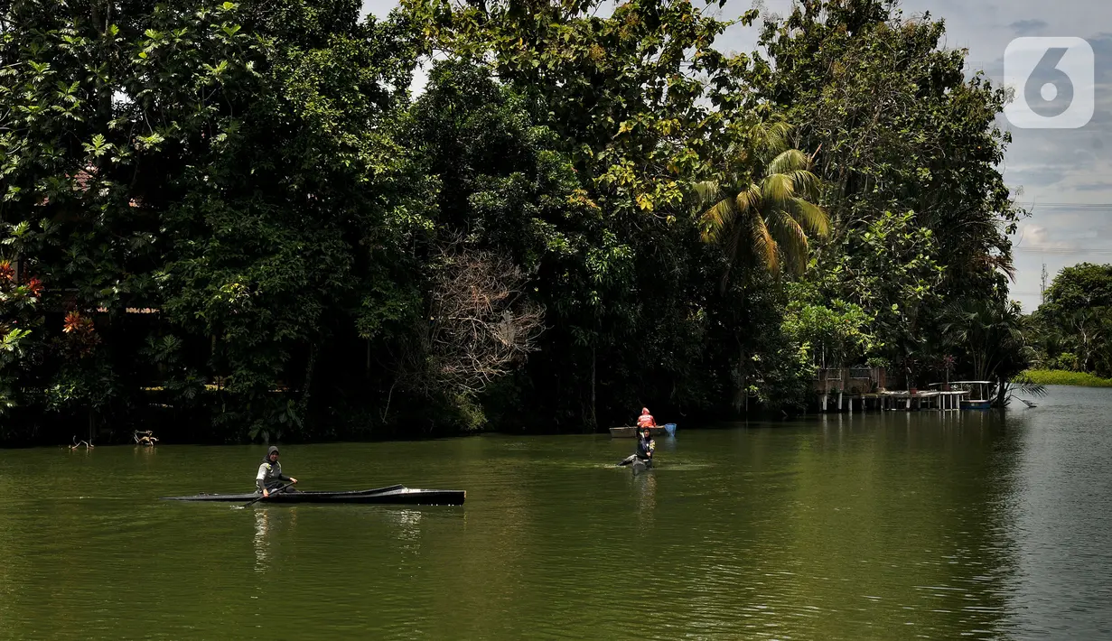 Warga bermain kano di Setu Tujuh Muara, Pamulang, Tangerang Selatan, Banten, Kamis (3/3/20222). Dengan harga sewa per perahu Rp 30 - Rp 50 ribu, pengunung dapat berkeliling pulau yang berada di Setu Tujuh Muara. (merdeka.com/Arie Basuki)