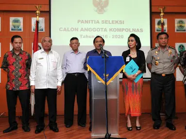 Komjen Imam Sudjarwo (tengah) didampingi panitia seleksi Komisi Kepolisian Nasional (Kompolnas) saat  umumkan pembentukan panitia seleksi calon anggota Kompolnas 2016 di kantor Kompolnas, Jakarta, Jumat (8/1). (Liputan6.com/Yoppy Renato)