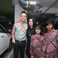 Sebagai seorang ayah yang super sibuk, Andhika Pratama merasa bersalah karena tidak mempunyai banyak waktu buat keluarganya, terutama anak-anaknya. (Andy Masela/Bintang.com)