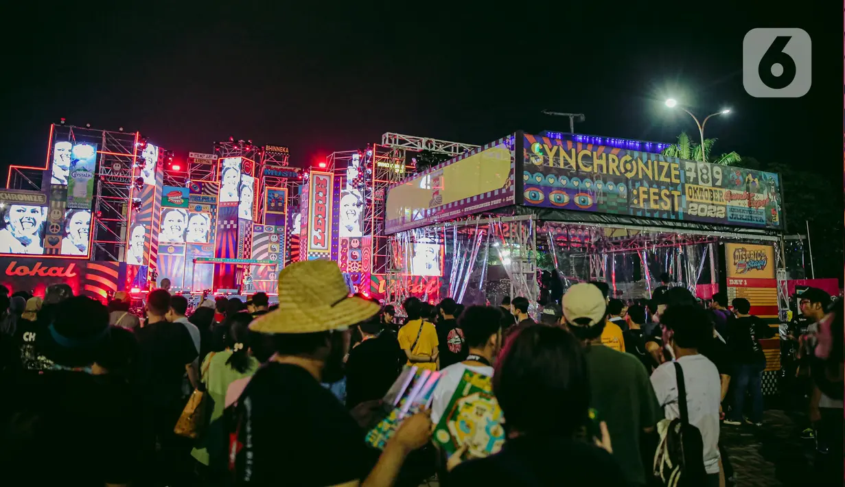 Penonton menyaksikan pertunjukan musik pada hari pertama Synchronize Fest 2022 di Gambir Expo, Kemayoran, Jakarta, Jumat (7/10/2022). Selain dari aksi para musisi, Synchronize Fest 2022 juga masih membawa upaya Green Movement yang sudah dilakukan sejak edisi-edisi sebelumnya. (Liputan6.com/Faizal Fanani)