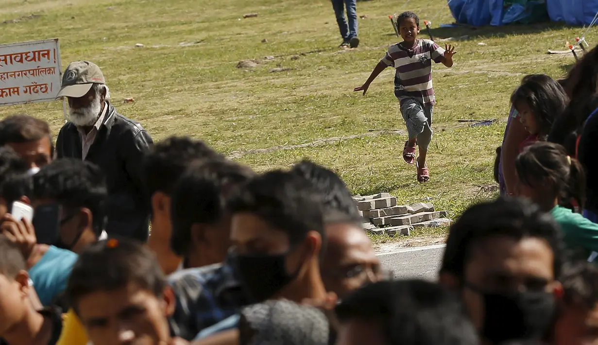 Seorang anak terlihat berlari untuk mengantre makanan di lokasi pengungsian, di Kathmandu, Nepal, Senin (4/5/2015). Korban gempa 7,9 SR di Nepal perlahan mulai mendapat bantuan dari banyak negara. (REUTERS/Adnan Abidi)