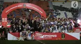 Pemain dan official tim Port FC merayakan gelar juara turnamen Piala Presiden 2025 di Stadion Si Jalak Harupat, Bandung, Jawa Barat, Minggu (13/7/2025). (Liputan6.com/Helmi Fithriansyah)