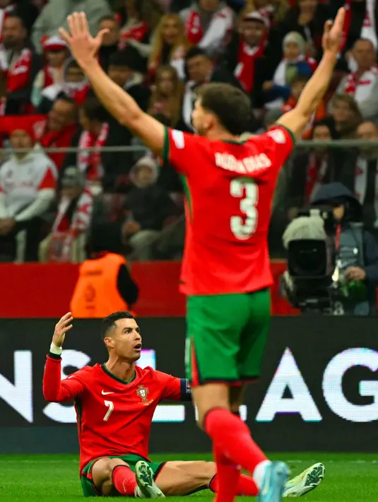 Gol bunuh diri Jad Bednarek pada menit ke-88 menambah keunggulan Portugal atas Polandia. (Sergei GAPON/AFP)