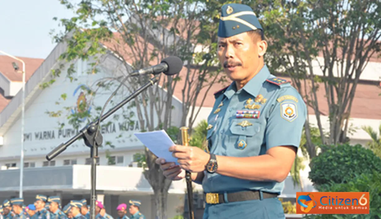 Citizen6, Surabaya: Dankobangdikal, Laksda TNI Djoko Teguh Wahojo memimpin langsung apel gabungan prajurit, PNS dan siswa Kobangdikal pasca lebaran Idul Fitri 1 Syawal 1433 H di ilapangan Laut Maluku, Jumat (24/8).(Pengirim: Penkobangdikal).