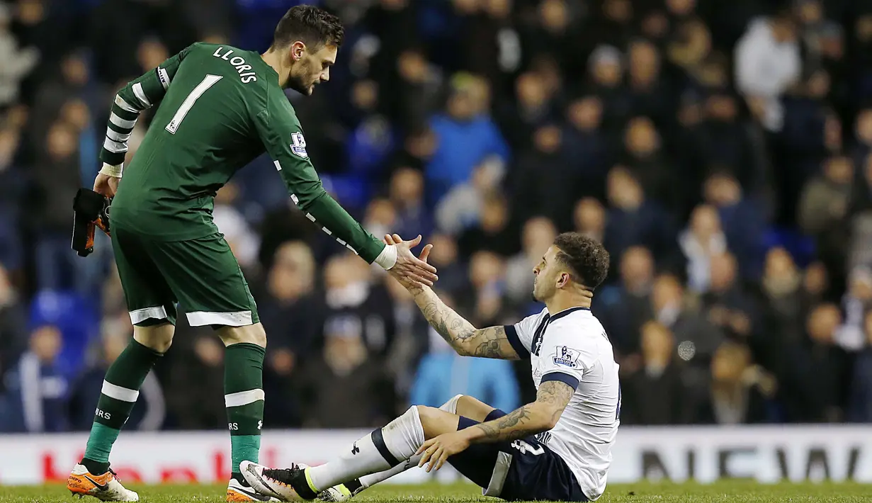 Kiper Tottenham Hotspur, Hugo Lloris (kiri) membantu Kyle Walker berdiri usai bermain imbang lawan West Bromwich pada lanjutan Liga Inggris di Stadion White Hart Lane, London, Selasa (26/4/2016) dini hari WIB. (AFP/ IKimages) 