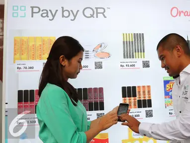 CEO Dimo Pay Indonesia Brata Rafly (kanan) mengajarkan penggunaan QR Store saat Dimo Pop Up Market di Jakarta, Selasa (26/4). Dimo Pay Indonesia, startup mobile payment, memperkenalkan solusi pembayaran digital Pay by QR. (Liputan6.com/Angga Yuniar)