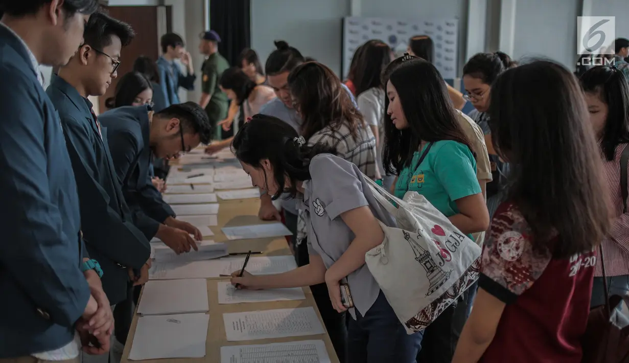 Para peserta melakukan registrasi acara Emtek Goes To Campus (EGTC) 2018 di Universitas Kristen Petra, Surabaya, Rabu (14/11). Bertempat di Auditorium Kampus Timur, EGTC 2018 ini berlangsung hingga 15 November mendatang. (Liputan6.com/Faizal Fanani)