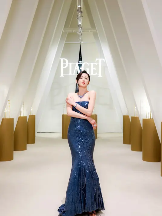 Gaun berkilau ini menambah kesan glamor yang dramatis, dipadukan dengan anting menjuntai, kalung statement, dan cincin berlian dari koleksi high jewellery Piaget. Setiap kilau permata seolah menari mengikuti geraknya, mempertegas aura percaya diri dan kelas dunia yang dimilikinya. [Dok/Piaget].