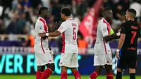 Pemain Monaco merayakan kemenangan setelah memenangkan pertandingan sepak bola putaran pertama Liga Champions UEFA antara AS Monaco dan FC Barcelona di Stadion Louis II di Kerajaan Monaco pada 19 September 2024.Miguel MEDINA / AFP