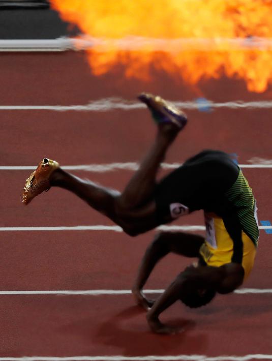 Pelari asal Jamaika, Usain Bolt terjatuh karena cedera di final 4x100 meter pada Kejuaraan Dunia Atletik di London, Sabtu (12/8). Bolt yang berencana ingin pensiun itu terjatuh karena kaki kirinya kram. (AP/Frank Augstein)