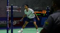 Pebulu tangkis tunggal putra Indonesia, Tommy Sugiarto saat bertanding melawan pebulu tangkis tunggal putra Indonesia, Anthony Sinisuka Ginting pada babak 32 besar Indonesia Open 2022 di Istora Senayan, Jakarta, Selasa (14/06/2022). (Bola.com/Bagaskara Lazuardi)