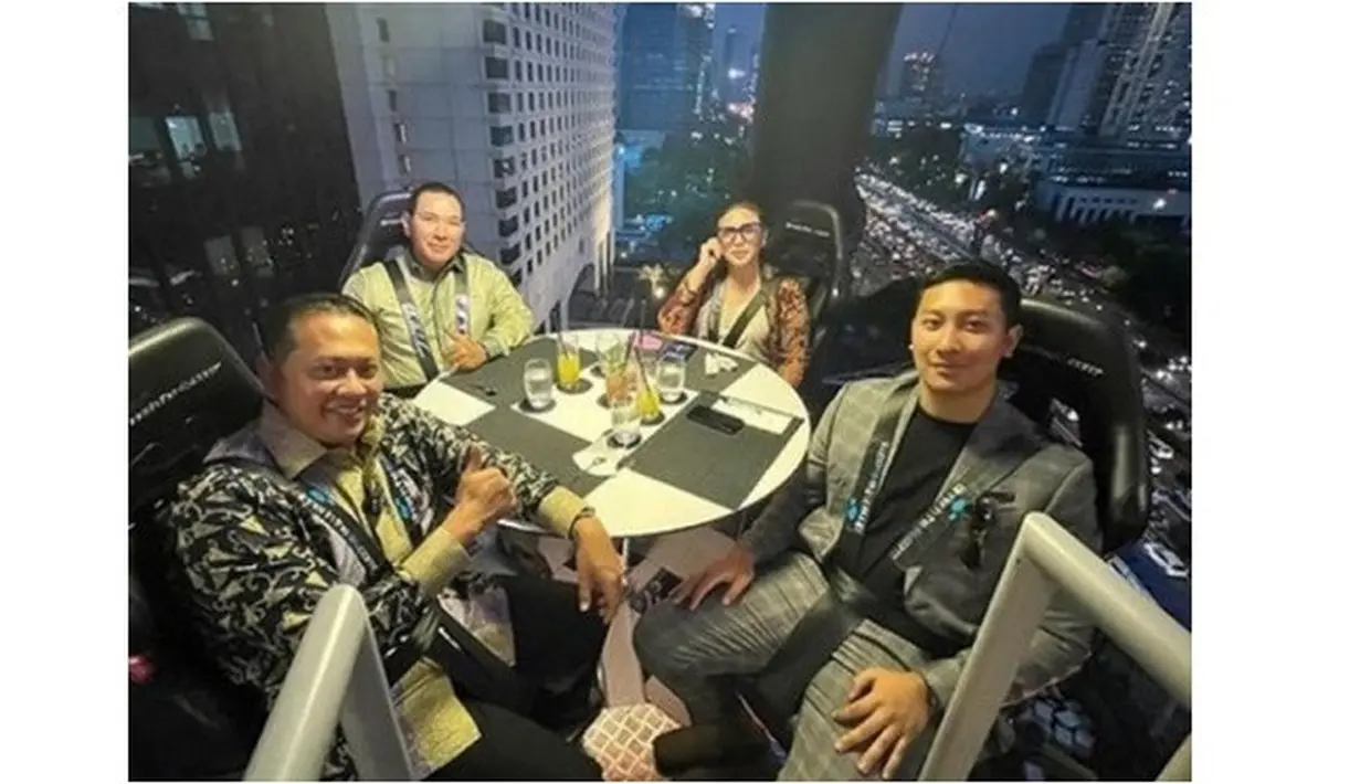 Tommy Soeharto ditemani Bambang Soesatyo dan Darma Mangkuluhur Hutomo mencoba wahana Lounge in The Sky. (Sumber: Instagram/darmamh)