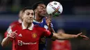 Diogo Dalot. Setelah sempat tak mendapat tempat utama di bawah pelatih-pelatih Manchester United sebelumnya, Bek kanan Portugal berusia 23 tahun yang telah membela MU sejak awal musim 2018/2019 ini justru menjadi pemain kepercayaan pelatih Erik ten Hag pada musim 2022/2023. Permainannya terus berkembang di bawah arahan pelatih asal Belanda tersebut hingga mampu menyisihkan Aaron Wan-Bissaka. Barcelona pun tertarik untuk mendatangkannya ke Camp Nou musim depan yang akhirnya direspon cepat dengan memagarinya perpanjangan kontrak baru selama setahun. (AFP/Adrian Dennis)