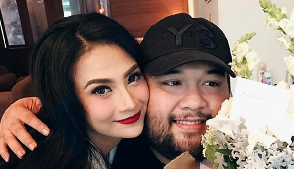 Sekitar setahun pasangan Vanessa Angel dan Didi Mahardika menjalin kasih. Kabar batal telah berhembus sekitar seminggu belakangan ini makin menguat lantaran Anggel belum mau memberi keterangan terkait hubungannya. (Instagram/vanessaangelofficial)