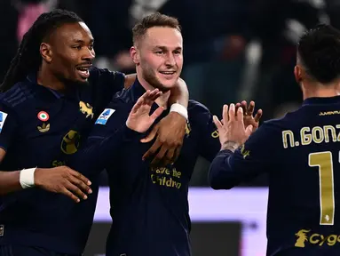 Gelandang Juventus Teun Koopmeiners (tengah) bersama Khephren Thuram-Ulien (kiri) dan Nicolas Gonzalez setelah mencetak gol pada pertandingan pekan ke-27 Serie A Italia 2024/2025 melawan Hellas Verona di Stadion Allianz, Turin, pada 3 Maret 2025 waktu setempat atau Selasa (4/3/2025) dini hari WIB. (MARCO BERTORELLO/AFP)