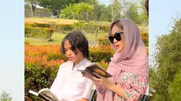 Dia kemudian berziarah ke makam Ashraf Sinclair bersama putranya, Noah, yang berlokasi di San Diego Hills, Karawang, Jawa Barat. (Foto: Instagram/ itsmebcl)
