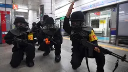 Polisi Korea Selatan mengambil bagian dalam latihan anti-teror di sebuah stasiun kereta bawah tanah di Seoul (22/8).  Puluhan ribu tentara Korea Selatan dan AS ikut serta dalam latihan militer gabungan "Ulchi Freedom Guardian. (AFP Photo/Jung Yeon-Je)