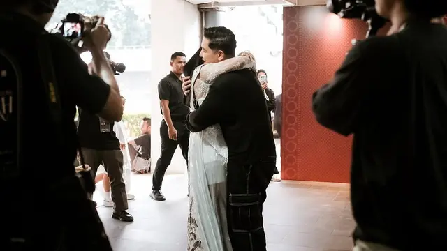 Potret Donne Maula Beri Dukungan ke Yura Yunita saat Konser. (instagram/donne_maula)