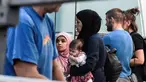 Para migran bersiap naik bus selama operasi polisi di pusat Athena, Yunani (19/9/2019). Polisi di Athena pada 19 September 2019 memindahkan lebih dari 200 migran, termasuk lusinan anak-anak, dari dua tempat di pusat kota sebagai bagian dari pembersihan. (AFP Photo/Louisa Gouliamaki)