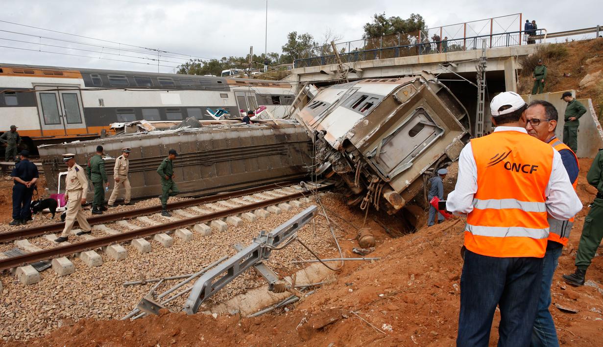 Sebuah kereta api keluar jalur dan terguling di Sidi Bouknadel dekat ibu kota Rabat, Maroko, Selasa (16/10). Sebelumnya, sejumlah media setempat melaporkan, kecelakaan terjadi akibat dua kereta saling bertabrakan. (AP/Abdeljalil Bounhar)