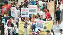 Aktivis Perempuan Indonesia Antikorupsi menggelar aksi damai menolak korupsi di Bundaran HI, Jakarta, Minggu (8/3/2015). Mereka juga meminta Presiden Jokowi tegas dalam memberantas korupsi di Indonesia. (Liputan6.com/Yoppy Renato)