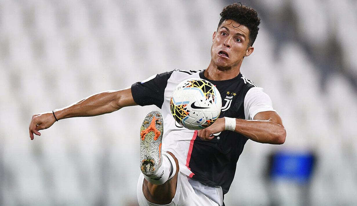 Memasuki usia senja sebagai pesepak bola, Cristiano Ronaldo justru mampu mencatatkan namanya sebagai pemain tercepat yang mencapai 50 gol di Serie A. CR7 hanya butuh dua musim dan 61 laga untuk memecahkan rekor tersebut. (Fabio Ferrari/LaPresse via AP)