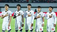 Hingga akhir pertandingan skor tidak berubah, Indonesia U-17 kalah telak tujuh gol tanpa balas dari China. Tampak dalam foto, pemain Timnas Indonesia U-17 jelang bertanding melawan China dalam laga uji coba di Indomilk Arena, Tangerang, Banten, Minggu (8/2/2026). (Bola.com/M Iqbal Ichsan)