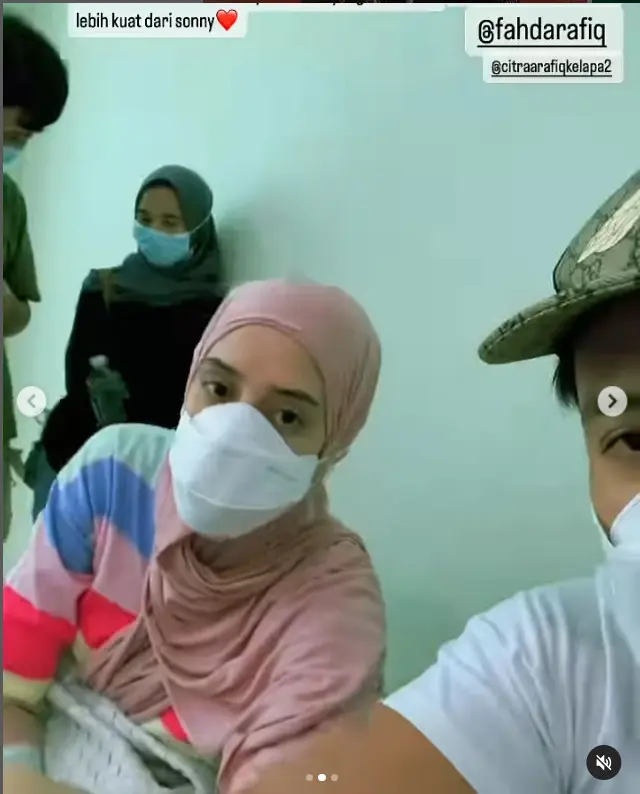 Masih dalam masa pemulihan, 6 momen Sonny Septian tetap temani ibu di rumah sakit ini bikin salut