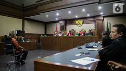 Suasana sidang pembacaan putusan kasus dugaan suap proyek PLTU Riau-1 dengan terdakwa Sofyan Basir di Pengadilan Tipikor, Jakarta, Senin (4/11/2019). Sofyan divonis bebas lantaran dinilai tidak terbukti secara sah dan meyakinkan sebagaimana dakwaan pertama dan kedua. (Liputan6.com/Faizal Fanani)