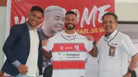 Rafael Silva (tengah) diperkenalkan sebagai pemain baru Madura United. (Dok Madura United)