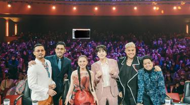 Kyuhyun Super Junior ramai diperbincangkan setelah terlihat di layar kaca menjadi bintang tamu di Grand Final Indonesia's Got Talent. Artis Korea tersebut mencuri perhatian dengan penampilannya. Ia tampil fresh dengan mengenakan setelan jas berwarna pink pastel yang dipadu dengan kemeja putih. (Liputan6.com/IG/@gottalentid)