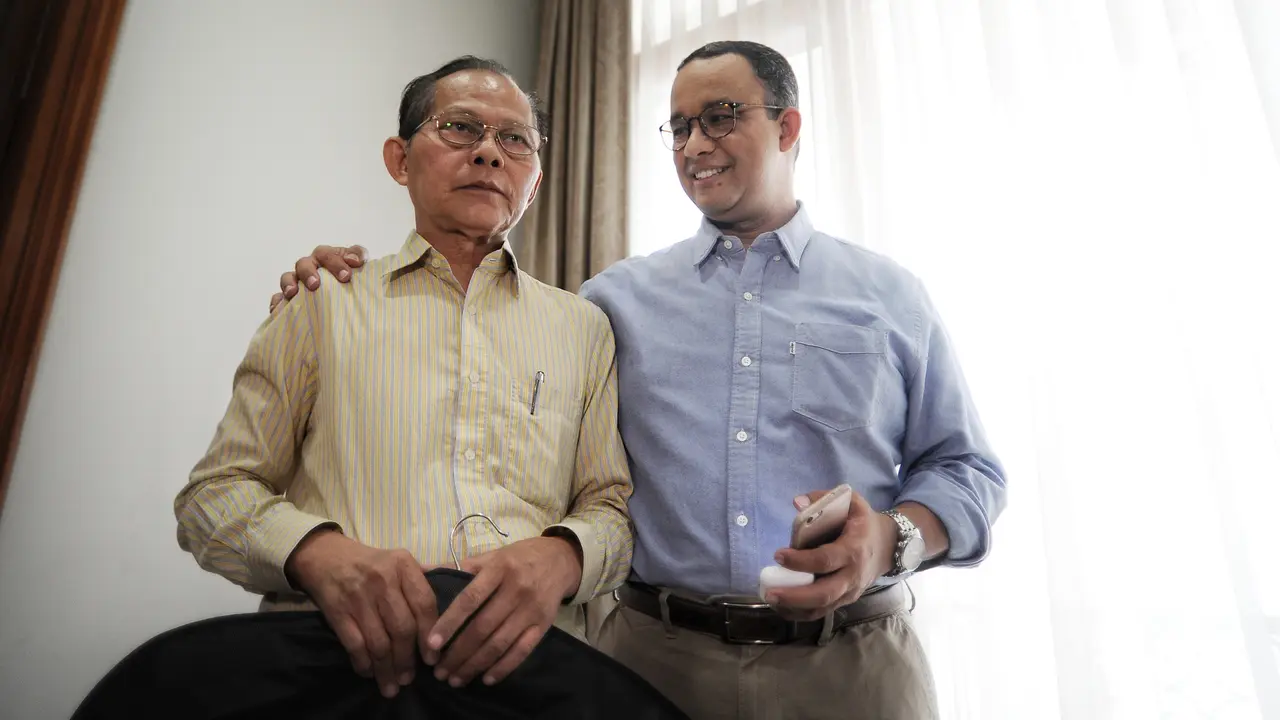 Anies dan Sandi Fitting Baju Dinas untuk Pelantikan