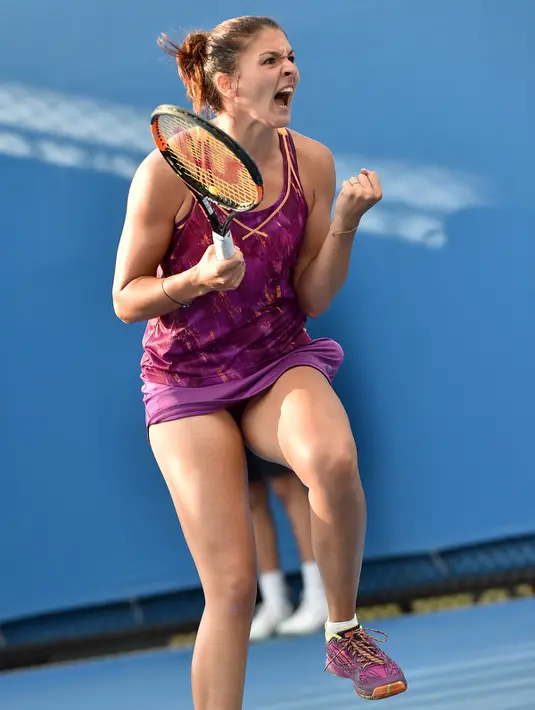 Margarita Gasparyan melakukan selebrasi usai menang atas petenis Jepang Kurumi Nara pada Australia Open 2016 di Melbourne (20/1/2016). Gasparyan memiliki beberapa kesamaan dengan Sharapova terkait permainan serta kecantikan. (AFP PHOTO/PAUL CROCK)