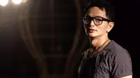 Yosi Mokalu atau Yosi Project Pop di videoklip "Generasi Tanpa Hati". (dok. Cameo)