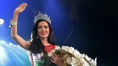 Kontestan dari Filipina Trixie Maristela melambaikan tangan usai dinobatkan sebagai Miss International Queen 2015 di Pattaya, Thailand, Jumat (6/11). Kontes kecantikan bagi waria ini diikuti 27 kontestan dari 17 negara. (AFP Photo/Pornchai Kittiwongsakul)