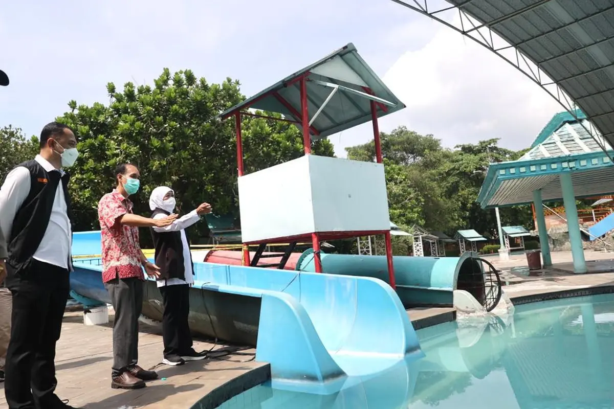 Eri Cahyadi bersama Khofifah meninjau lokasi ambrolnya perosotan di Waterpark Kenjeran Surabaya. (Dian Kurniawan/Liputan6.com)