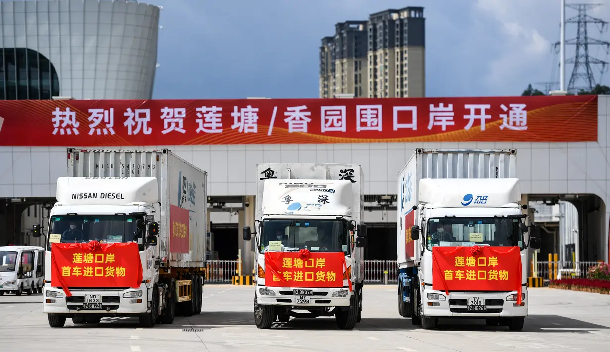 Truk-truk di Pos Pemeriksaan Perbatasan Pelabuhan Liantang/Heung Yuen Wai di perbatasan Hong Kong-Shenzhen di China selatan (26/8/2020). Dengan dibukanya pos ini, Hong Kong akan mendapat banyak peluang di pasar yang sangat besar di Kawasan Teluk Besar Guangdong-Hong Kong-Makau. (Xinhua/Mao Siqian)