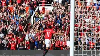 Selebrasi Anthony Martial usai mencetak gol untuk MU ke gawang Stoke City di Old Trafford, Minggu (2/10/2016). (AFP)