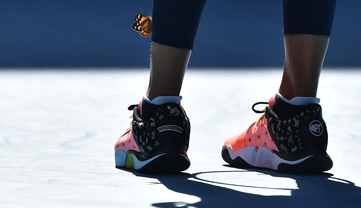 Momen indah itu terjadi awalnya saat hendak melakukan serve, seekor kupu-kupu hinggap di kaki Naomi Osaka. (Foto: AFP/Paul Crock)
